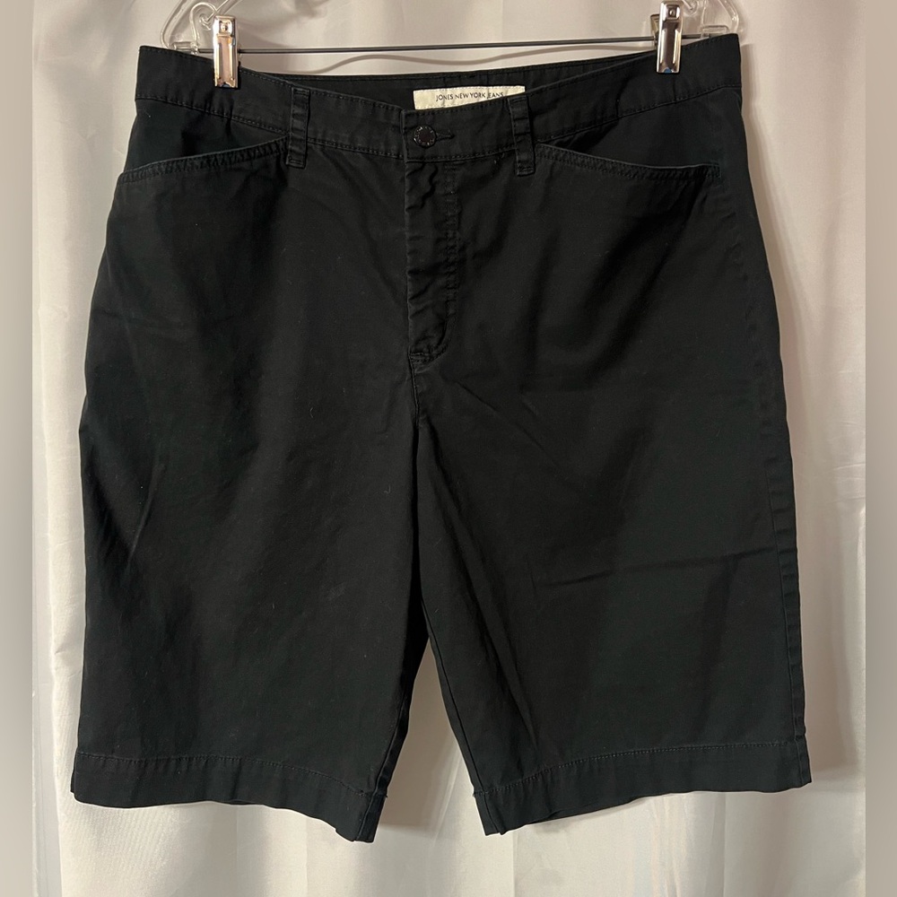 Jones New York black trouser shorts with slimming feature. EUC. Size 16